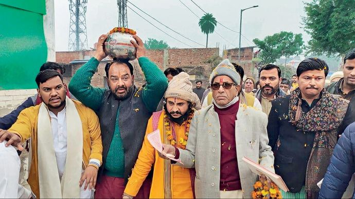 श्रीराम जन्मभूमि तीर्थ क्षेत्र ट्रस्ट के महासचिव चंपत राय अक्षत वितरण अभियान शुरू करते हुए