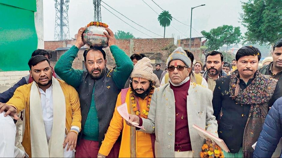 श्रीराम जन्मभूमि तीर्थ क्षेत्र ट्रस्ट के महासचिव चंपत राय अक्षत वितरण अभियान शुरू करते हुए