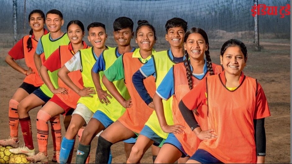 मध्य प्रदेश में बिचारपुर गांव के फुटबॉलर. इस गांव से राष्ट्रीय स्तर के कई खिलाड़ी निकले