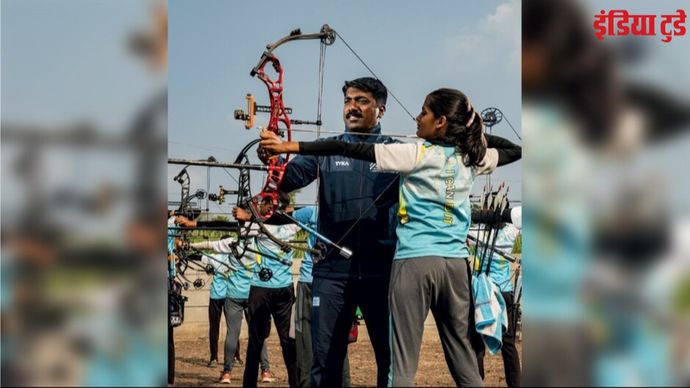 अपनी एकेडमी में युवा तीरअंदाजों को प्रशिक्षण देते प्रवीण सावंत