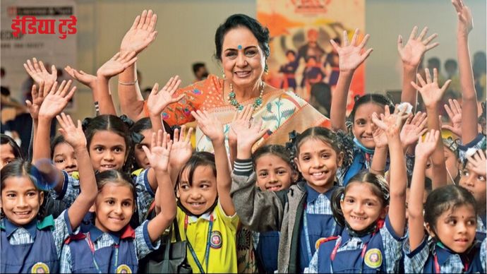 टीएसएस की प्रेसिडेंट तेजदीप कौर मेनन हैदराबाद के एक स्वास्थ्य शिविर में सिख स्कूली बच्चों के साथ