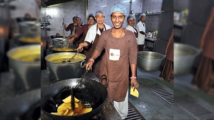 कोइलवर में बिहार इंस्टीट्यूट ऑफ मेंटल हेल्थ एंड अलाइड साइंसेज में दीदी की रसोई चलाती महिलाएं