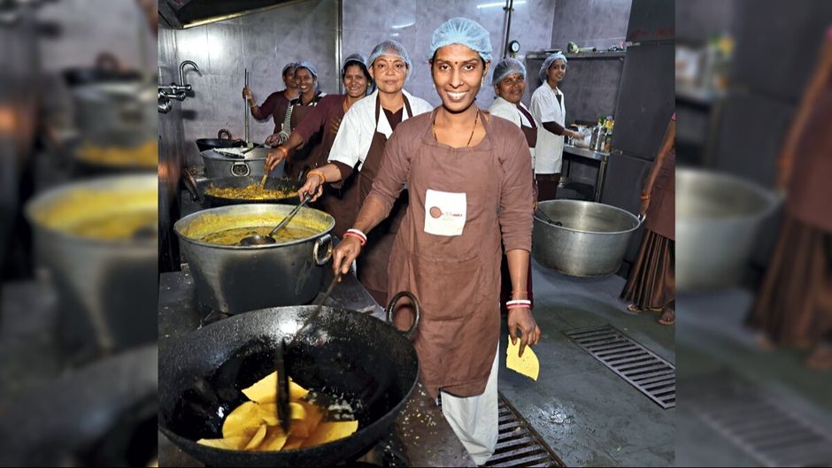 कोइलवर में बिहार इंस्टीट्यूट ऑफ मेंटल हेल्थ एंड अलाइड साइंसेज में दीदी की रसोई चलाती महिलाएं