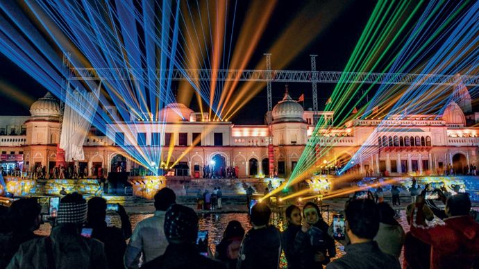 राम की पैड़ी में रंगीन लेजर बीम लाइट्स का मनोरम दृश्य/ फोटो-एएनआई