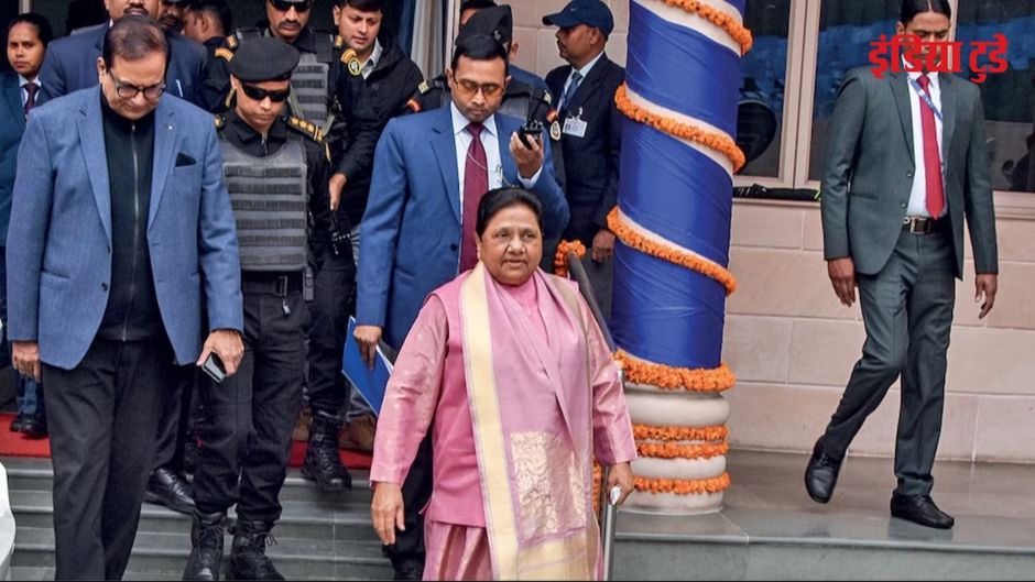 बसपा सुप्रीमो मायावती 15 जनवरी को लखनऊ में प्रेस कॉन्फ्रेंस के लिए जाती हुईं