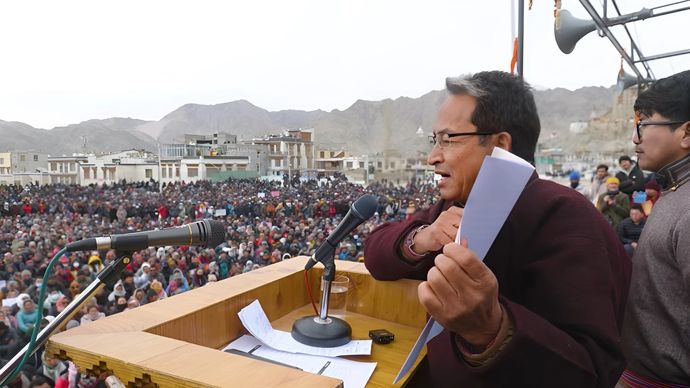 लेह में प्रदर्शन के दौरान बीजेपी का घोषणा पत्र दिखाते सोनम वांगचुक