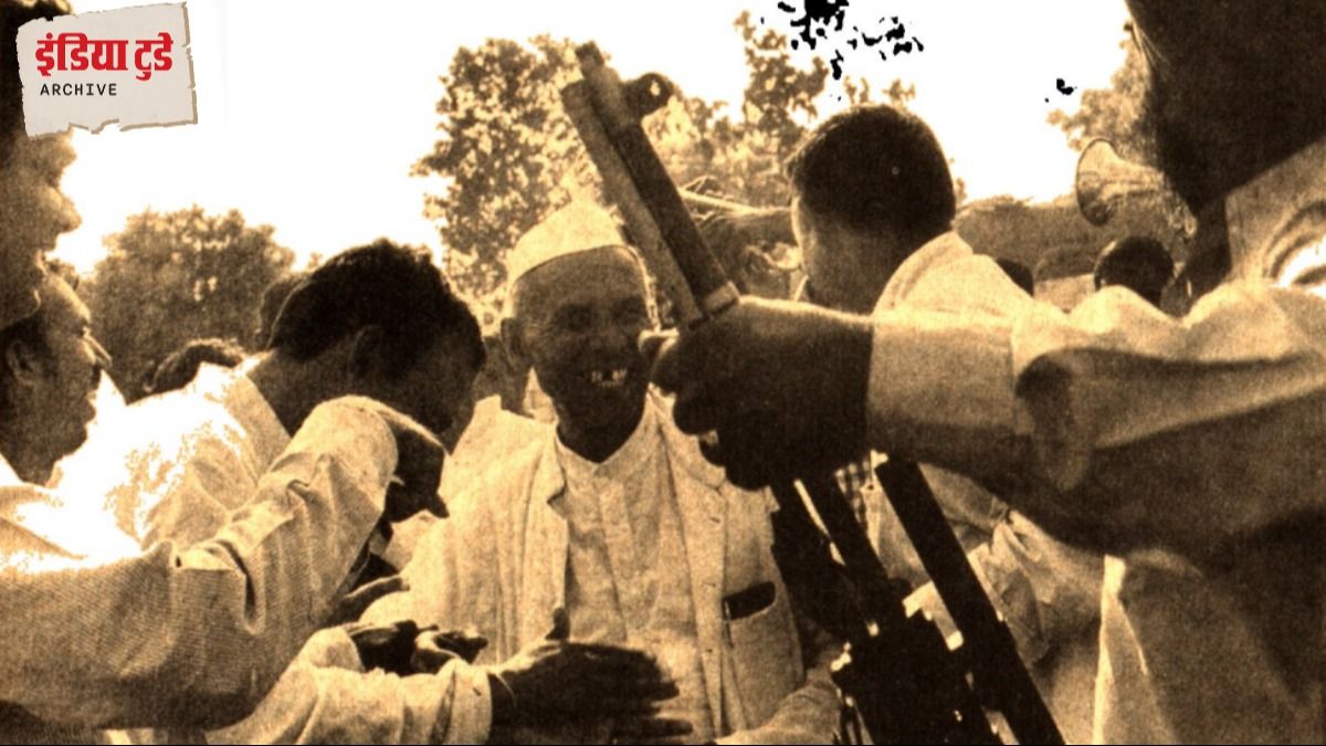 1982 - (हरियाणा) निर्दलीय विधायक लाल सिंह का मनोरंजन करते लोक दल के विधायक और होटल के बाहर पहरा देते बंदूकधारी गार्ड्स/इंडिया टुडे मैगजीन