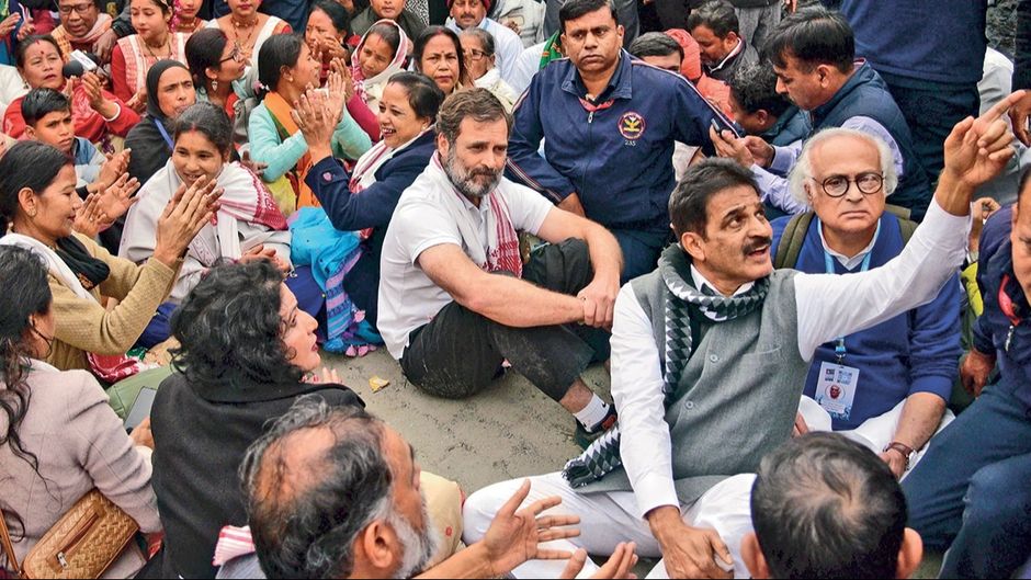 राहुल गांधी और उनके सहयोगी 22 जनवरी को असम के नौगांव में धरना-प्रदर्शन करते हुए