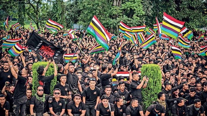 इंफाल के कांगला फोर्ट में मैतेई सतर्कता समूह अरामबाई तेंगगोल के सदस्य