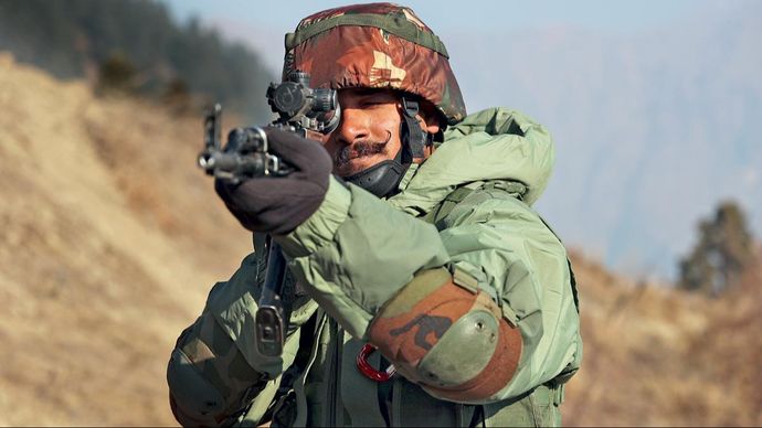 जम्मू-कश्मीर के उड़ी सेक्टर में 24 जनवरी को नियंत्रण रेखा पर गश्त के दौरान अपनी एके-47 असॉल्ट राइफल के साथ भारतीय जवान