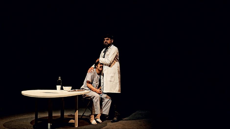 बरेली के रंग विनायक रंगमंडल के नाटक अवेकनिंग्स में दानिश (बाएं) और अजय चौहान