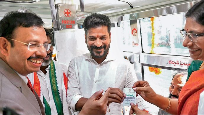 सीएम रेवंत रेड्डी (बीच में)