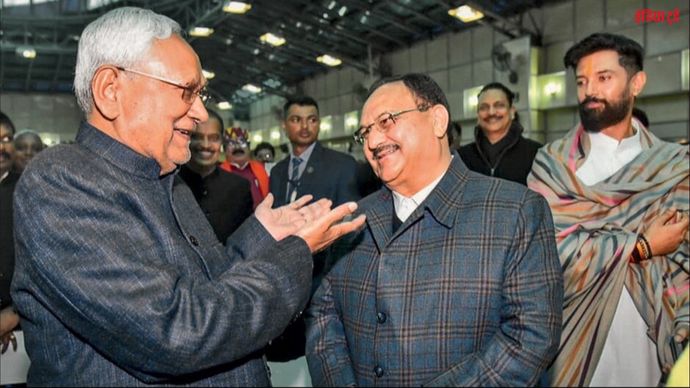 नीतीश कुमार नौवीं बार बिहार के मुख्यमंत्री के रूप में शपथ लेने के बाद जे.पी. नड्डा और चिराग पासवान के साथ