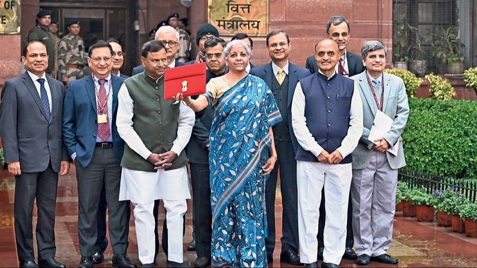 1 फरवरी को अंतरिम बजट पेश करने से पहले वित्त मंत्री निर्मला सीतारमण अपनी टीम के साथ