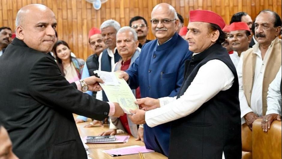 सपा के राष्ट्रीय अध्यक्ष अखिलेश यादव के साथ राज्य सभा चुनाव के लिए नामांकन करते आलोक रंजन ( नीले सूट में)