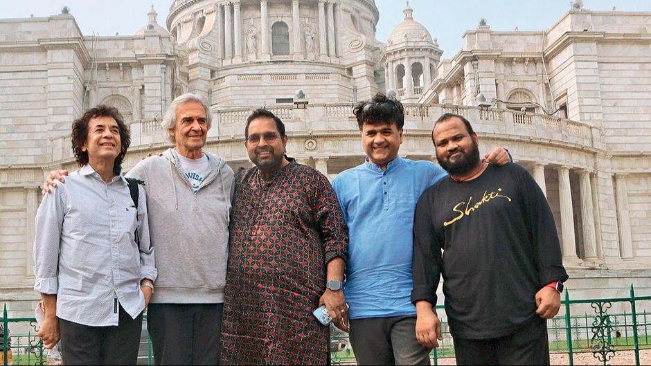 (बाएं से क्रमश:) शक्ति बैंड के जाकिर हुसैन, जॉन मैकलॉक्लिन, शंकर महादेवन, गणेश राजगोपालन और वी. सेल्वागणेश