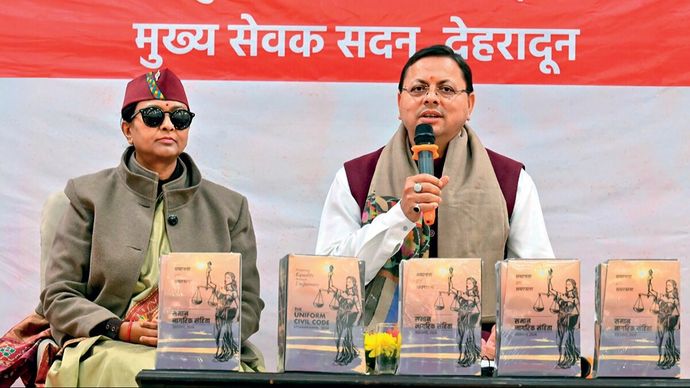 मुख्यमंत्री पुष्कर सिंह धामी 2 फरवरी को यूसीसी मसौदा रिपोर्ट पेश करते हुए