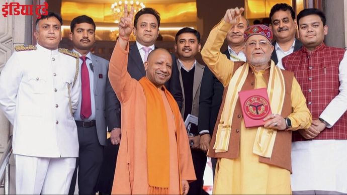 उत्तर प्रदेश के सीएम योगी आदित्यनाथ के साथ वित्तमंत्री सुरेश खन्ना