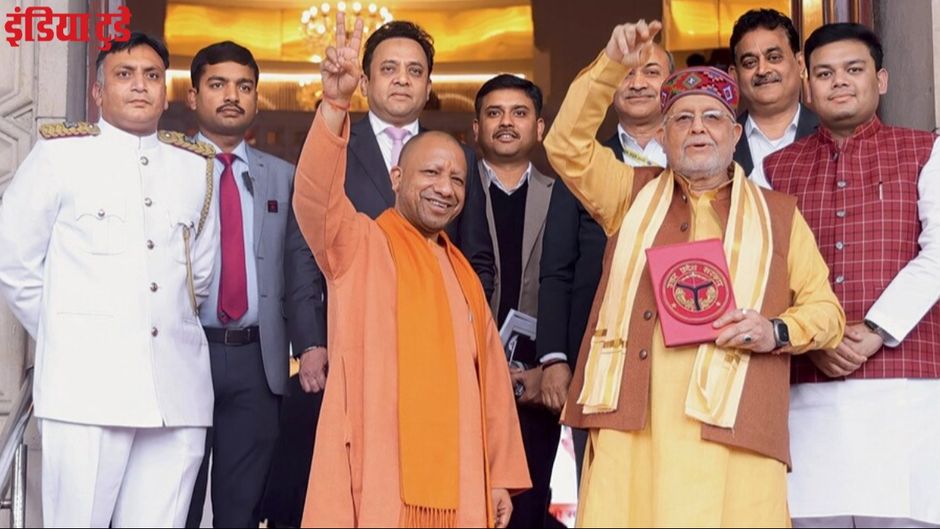 उत्तर प्रदेश के सीएम योगी आदित्यनाथ के साथ वित्तमंत्री सुरेश खन्ना