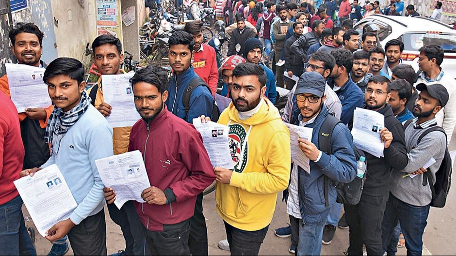 पटना में 5 जनवरी को एसबीआई क्लर्क की एक परीक्षा के लिए नौजवानों की कतार