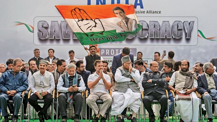 एकता की खातिर सांसदों के सामूहिक निलंबन के खिलाफ 22 दिसंबर को प्रदर्शन करते राहुल गांधी और अन्य विपक्षी नेता