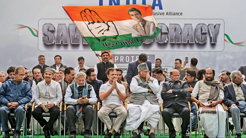 एकता की खातिर सांसदों के सामूहिक निलंबन के खिलाफ 22 दिसंबर को प्रदर्शन करते राहुल गांधी और अन्य विपक्षी नेता