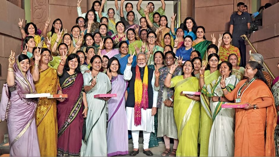 महिला आरक्षण विधेयक सितंबर 2023 में संसद में पारित होने के बाद महिला सांसदों के साथ प्रधानमंत्री नरेंद्र मोदी
