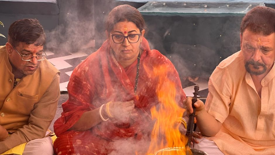 अमेठी में गृह प्रवेश के दौरान पूजा करतीं स्मृति ईरानी