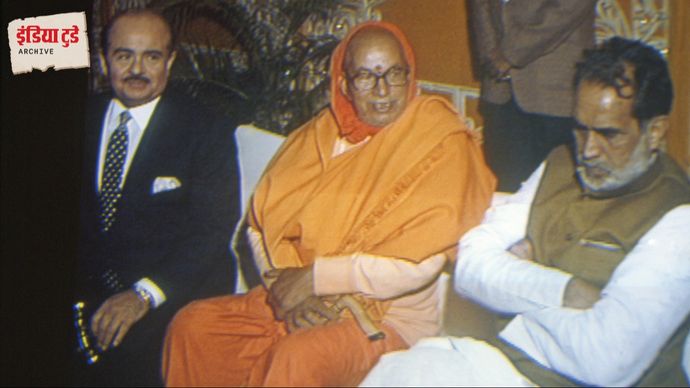 आर्म्स डीलर अदनान खाशोगी (सबसे बाएं) के साथ तत्कालीन प्रधानमंत्री चंद्रशेखर (सबसे दाएं), बीच में चंद्रास्वामी के साथी 'बाबा'