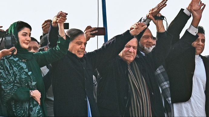 पंजाब के कसूर में 6 फरवरी को पीएमएल-एन की रैली में शहबाज शरीफ, अपने भाई नवाज शरीफ और भतीजी मरियम शरीफ के साथ