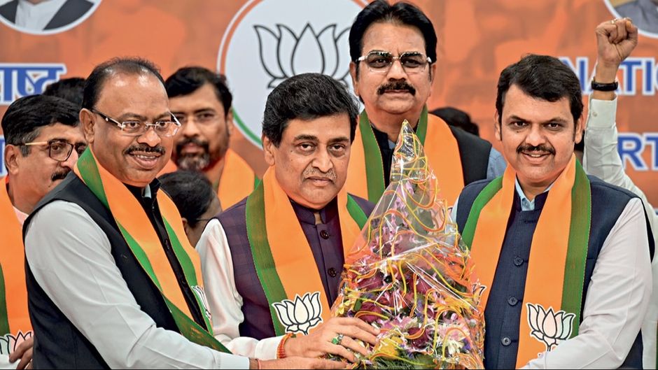 मुंबई में 13 फरवरी को उपमुख्यमंत्री देवेंद्र फड़णवीस और पार्टी के राज्य प्रमुख चंद्रशेखर बावनकुले की मौजूदगी में भाजपा में शामिल होते चव्हाण