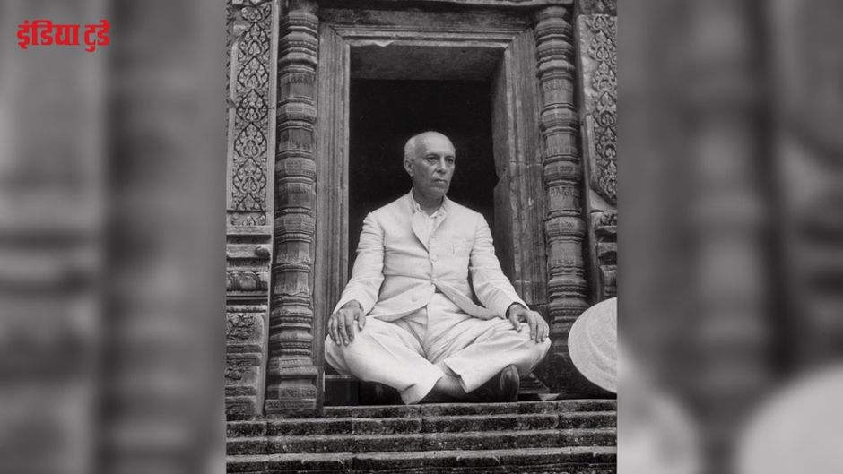 कम्बोडिया के बन्ते श्री मंदिर के चौखट पर बैठे जवाहरलाल नेहरू, 1954