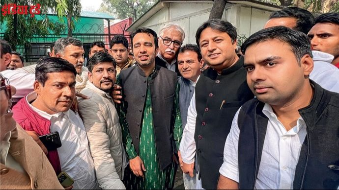 जयंत चौधरी (हरे कुर्ते में) अपने समर्थकों के साथ