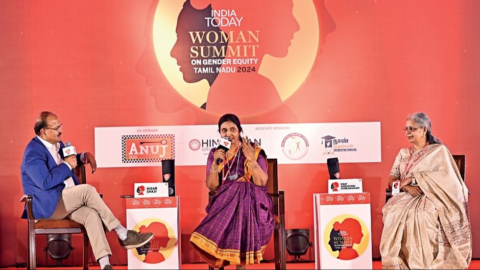 (बाएं से) राज चेंगप्पा, एडिटोरियल डायरेक्टर, इंडिया टुडे ग्रुप; निगार शाजी, परियोजना निदेशक, आदित्य एल1 सौर मिशन, इसरो; प्रोफेसर अन्नपूर्णी सुब्रह्मण्यम, निदेशक, (IIA)