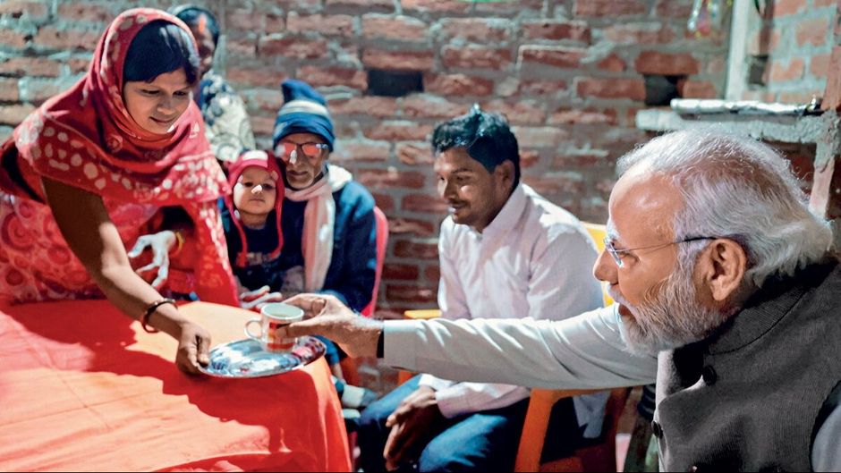 प्रधानमंत्री नरेंद्र मोदी अयोध्या में उज्ज्वला योजना की एक लाभार्थी के घर पर
