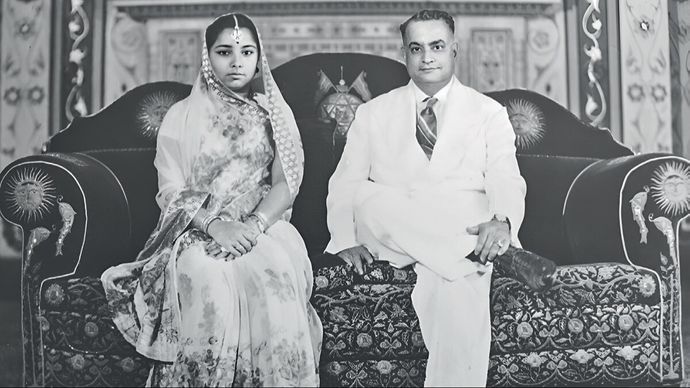 दरभंगा महाराज कामेश्वर सिंह अपनी छोटी रानी कामसुंदरी देवी के साथ