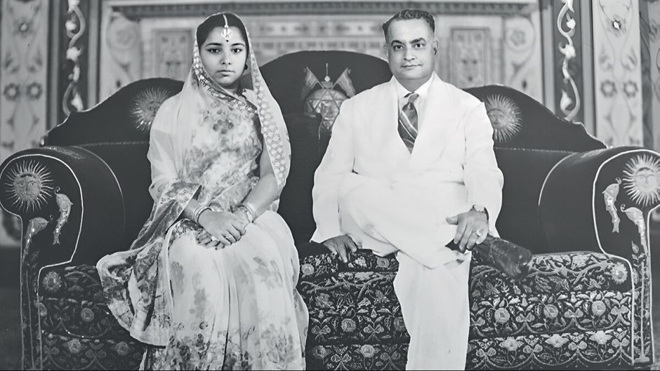 दरभंगा महाराज कामेश्वर सिंह अपनी छोटी रानी कामसुंदरी देवी के साथ