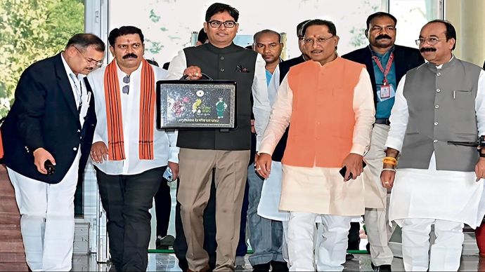 छत्तीसगढ़ के सीएम विष्णुदेव साय के साथ वित्त मंत्री ओपी चौधरी बजट पेश करने जाते हुए