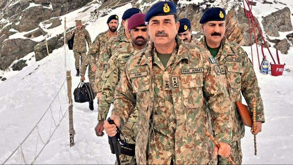 एलओसी के अग्रिम ठिकाने पर जनरल आसिम मुनीर