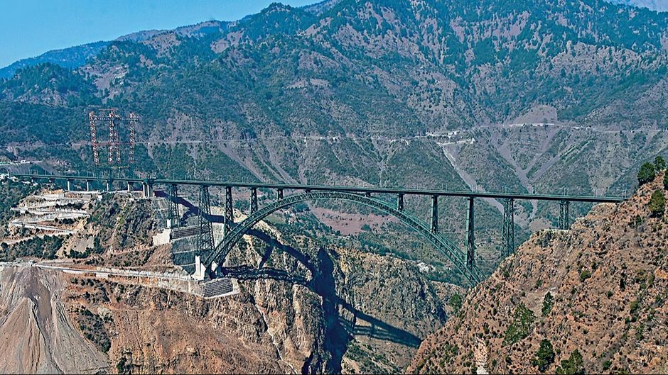 जम्मू और कश्मीर के रियासी जिले में 1.3 किमी लंबा और 359 मीटर ऊंचाई पर बना चिनाब ब्रिज
