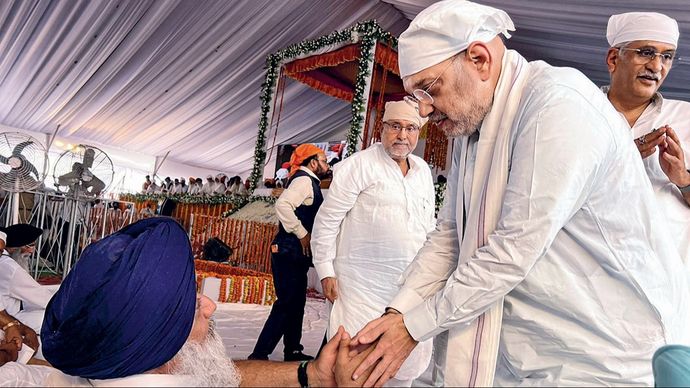 पंजाब के पूर्व मुख्यमंत्री और लंबे समय तक अकाली दल के सर्वेसर्वा रहे प्रकाश सिंह बादल की मृत्यु के बाद उन्हें श्रद्धांजलि देने पहुंचे अमित शाह