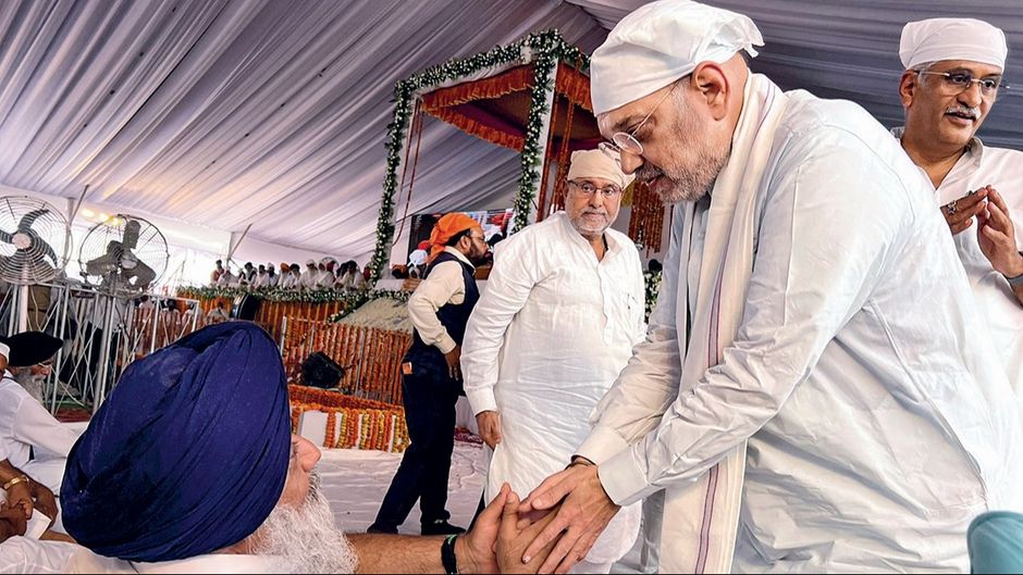 पंजाब के पूर्व मुख्यमंत्री और लंबे समय तक अकाली दल के सर्वेसर्वा रहे प्रकाश सिंह बादल की मृत्यु के बाद उन्हें श्रद्धांजलि देने पहुंचे अमित शाह