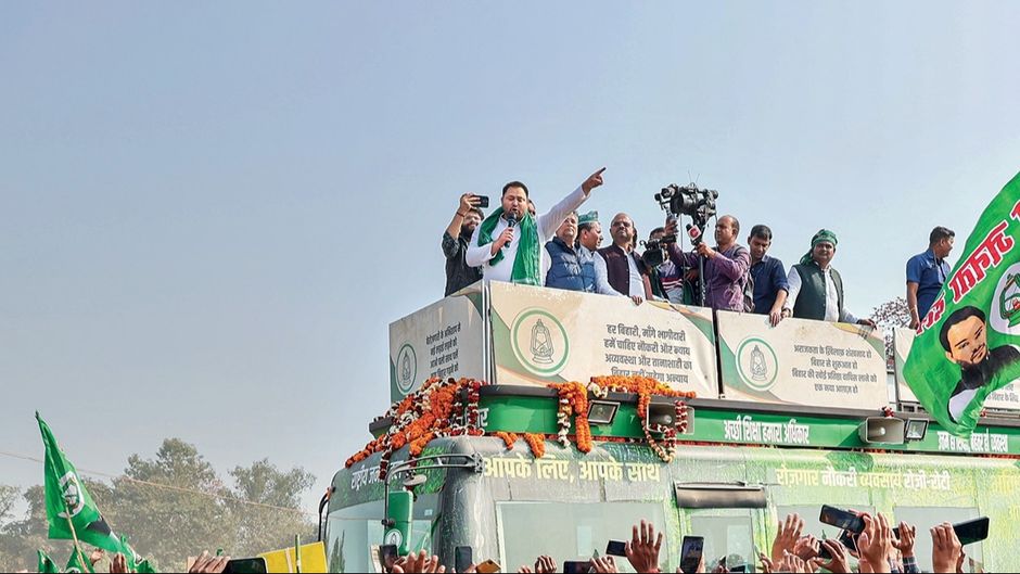 जनविश्वास यात्रा के दौरान बस के ऊपर चढ़कर लोगों को संबोधित करते तेजस्वी यादव (सीतामढ़ी)