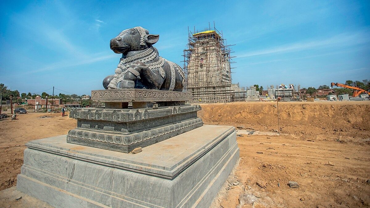 इटावा में बन रहे केदारेश्वर महादेव मंदिर का मुख्य भवन और ग्रेनाइट से तैयार नंदी की प्रतिमा