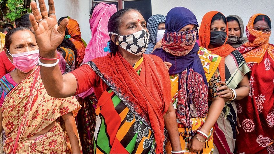 संदेशखाली में महिलाओं पर अत्याचार के मामलों की वजह से राज्य सरकार कठघरे में