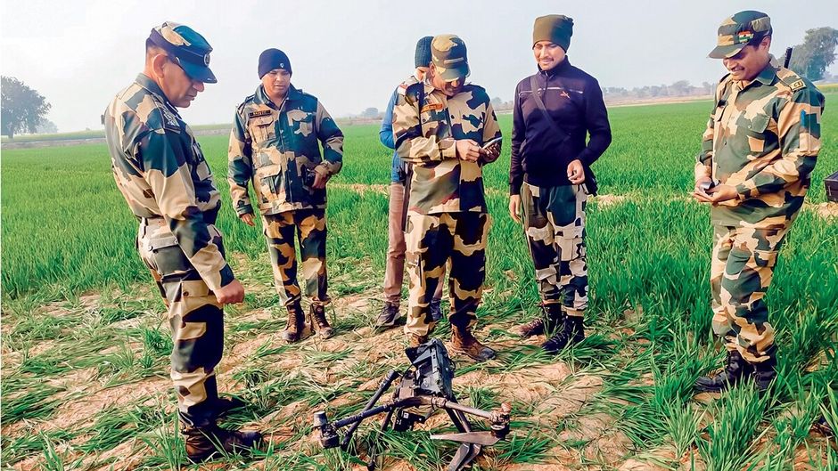 पाकिस्तान से ड्रग्स की खेप के साथ सीमा के इस पार आकर गिरा ड्रोन, पास में खड़े सुरक्षा बल