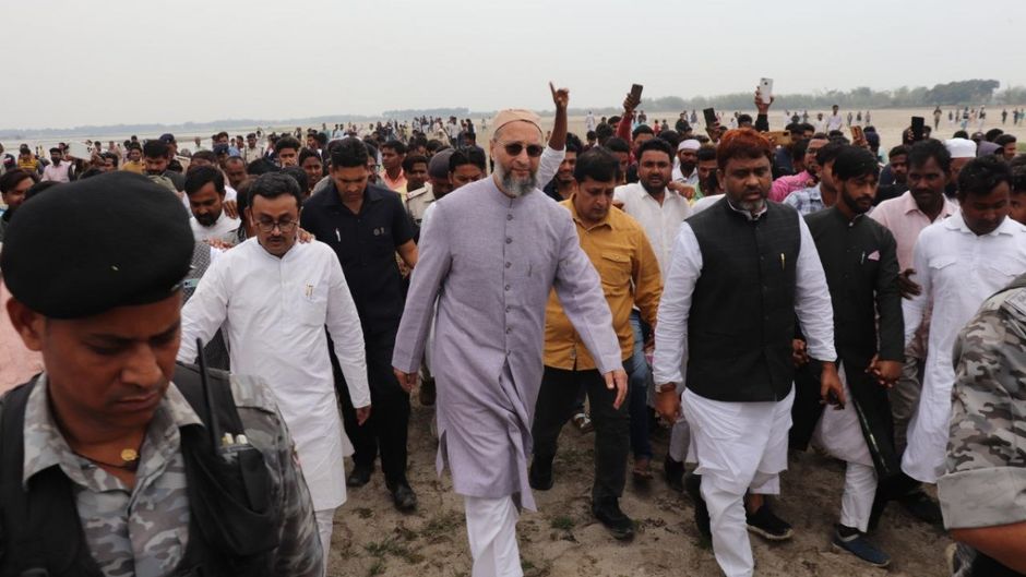 एआईएमआईएम के प्रमुख असदुद्दीन ओवैसी (काले चश्मे में)