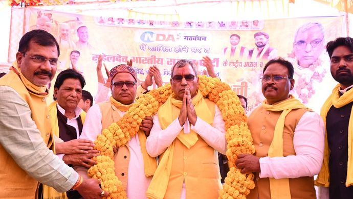 मऊ में एक जनसभा के दौरान ओम प्रकाश राजभर