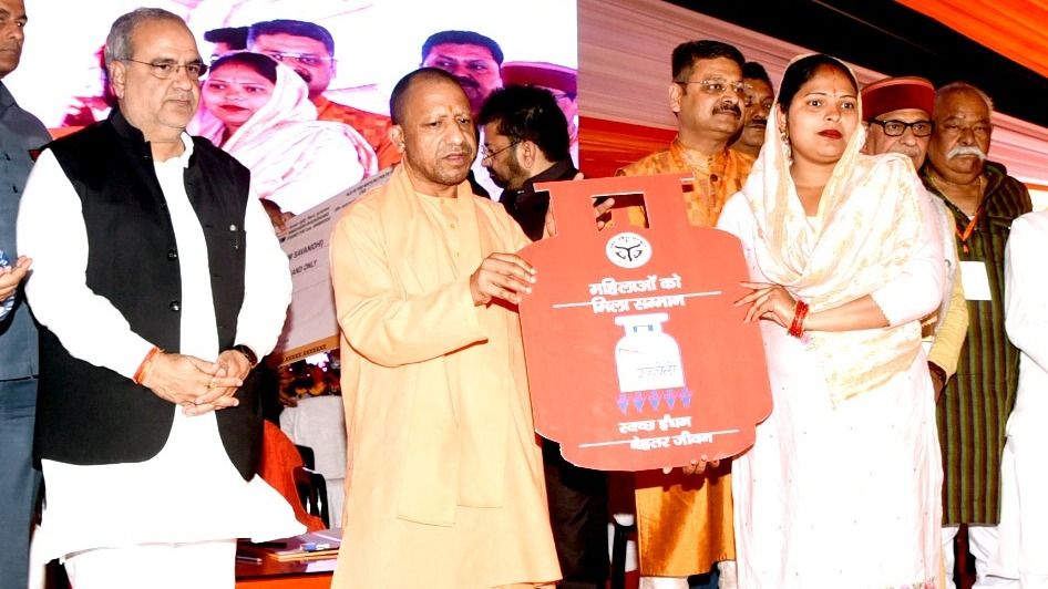 मुरादाबाद में उज्ज्वल योजना की लाभार्थी के साथ मुख्यमंत्री योगी