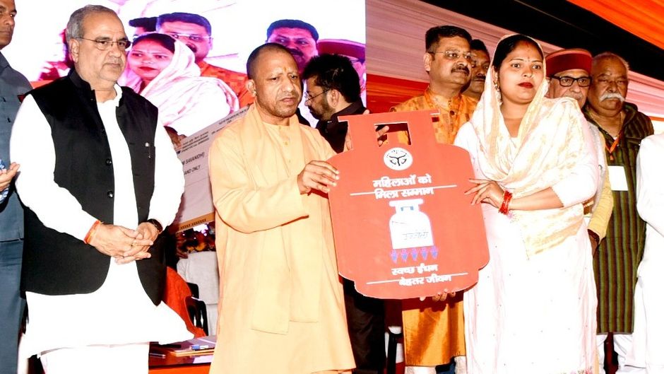 मुरादाबाद में उज्ज्वल योजना की लाभार्थी के साथ मुख्यमंत्री योगी